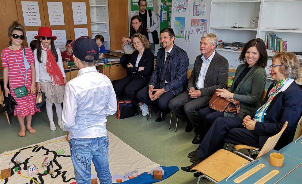 Die Schüler der Grundschule Wengen üben sich im Theaterspiel - unter den Zuschauern LR Alfreider und Schulamtsleiterin Ploner.