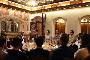 Senator Karl Zeller informiert und diskutiert beim Europastammtisch in Algund