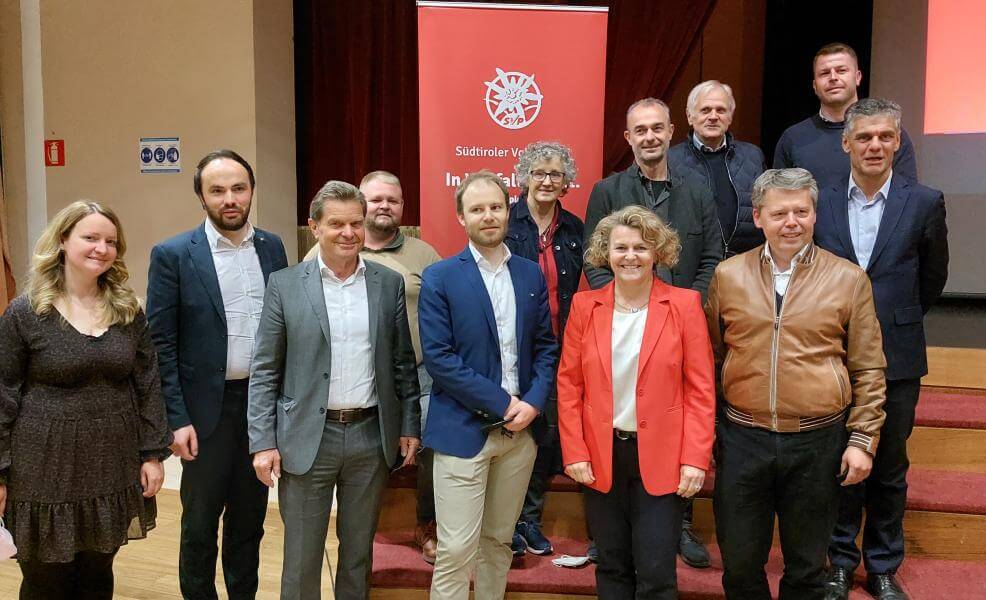 Gruppenbild mit der neuen Bezirksobfrau Rosmarie Pamer nach der Wahl