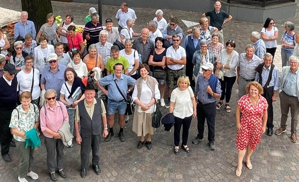 Generation 60+ des Pustertales mit: Vorsitzende Maria Messner, Landeshauptmann-Stv. Waltraud Deeg, Bezirksobfrau Rosmarie Pamer