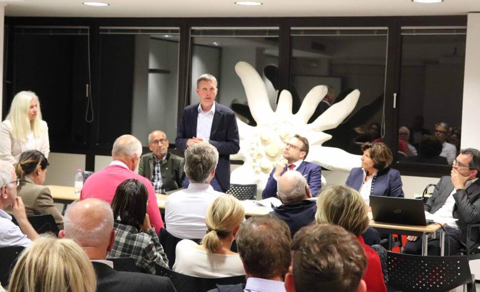 SVP-Vizebürgermeister Luis Walcher (in der Bildmitte) fordert einen Aufschub der Urbanistik-Reform.