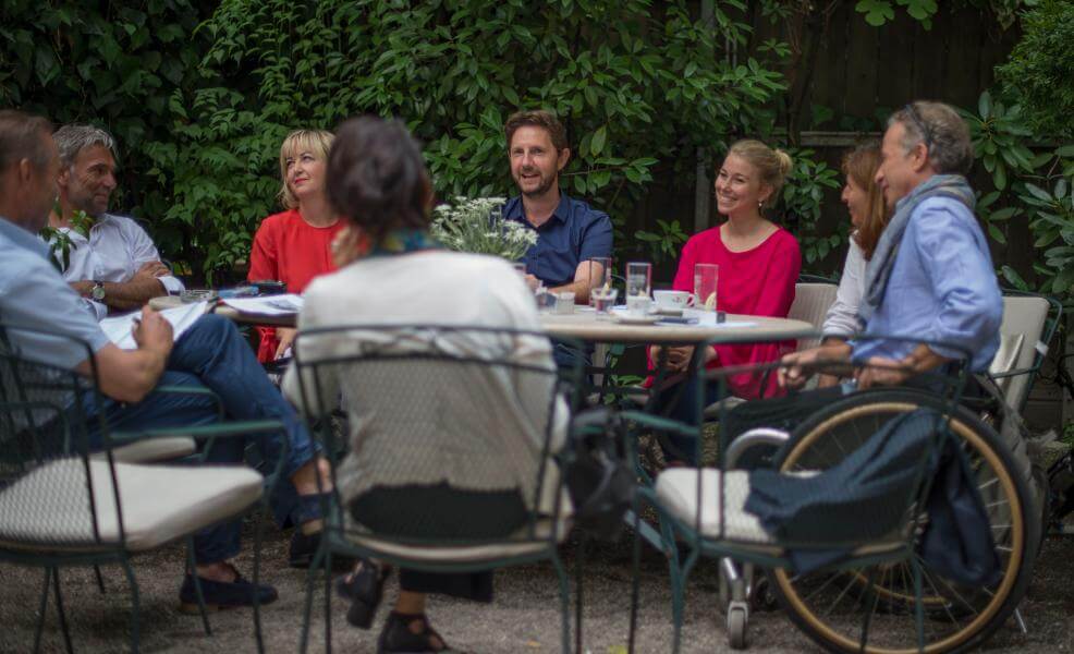 Von links: Arnold Schuler, Beatrix Mairhofer, Zeno Christanell, Jasmin Ladurner, Christa Ladurner und Martin Telser beim Pressefrühstück in der Villa Bux in Meran.