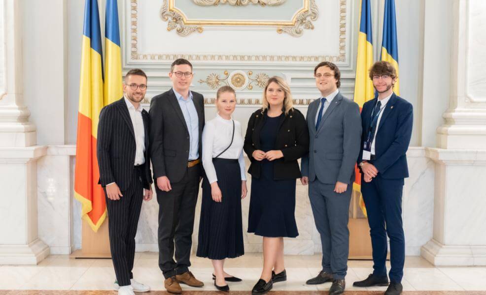 Gute Partnerschaft mit Österreich (vlnr: Christian Zoll, Michael Stellwag, Eva Doholova, Julia Heinrich (Jungen ÖVP), Florian Gasser (JG SVP) und Martino Tissot der (PATT Giovani) im Palast des Parlamentes, Bukarest)