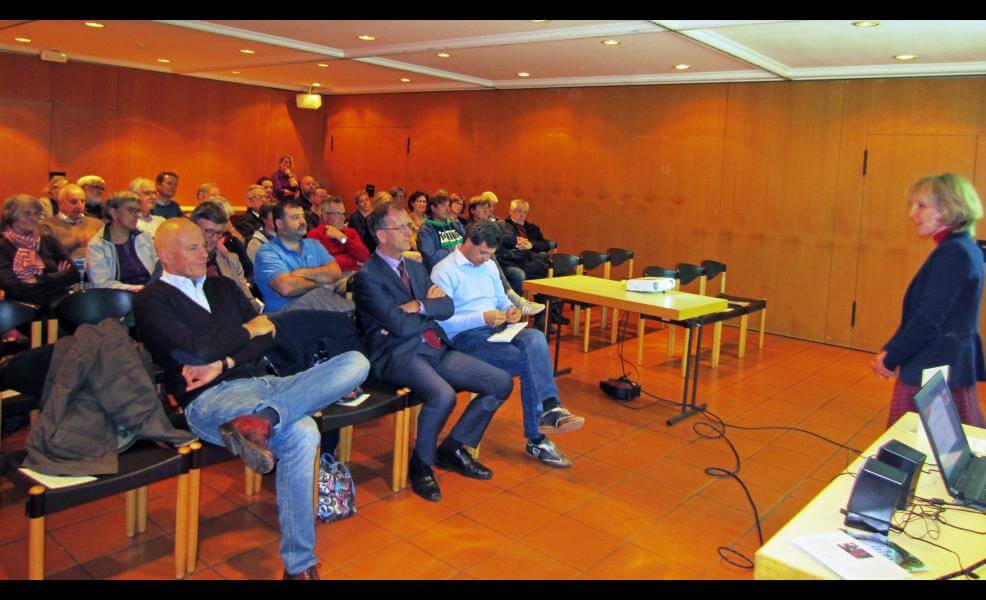 SVP-Bezirksobmann Martin Ganner, Bürgermeister Walter Mairhofer, SVP-Ortsobmann Martin Stifter und das Publikum verfolgten interessiert den Ausführungen der Landesrätin Waltraud Deeg.
