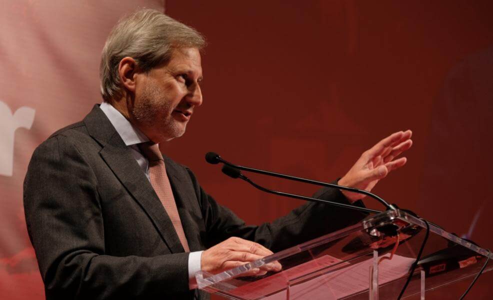 EU-Kommissar Johannes Hahn bei der Landesversammlung der Südtiroler Volkspartei in Meran
