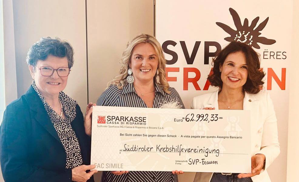 Präsidentin der Südtiroler Krebshilfevereinigung Maria Claudia Bertagnolli, SVP-Frauenreferentin Renate Gebhard und Primaria Dr. in Sonia Prader