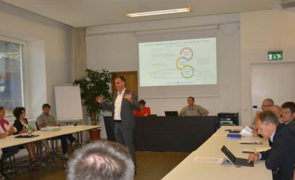 Arbeit an Durchführungsverordnungen zu Landesgesetz "Raum und Landschaft" angelaufen: Landesrat Theiner im Gespräch mit Vertretern von Gemeinden, Wirtschaftsverbänden, Gewerkschaften, Sozial- und Umweltorganisationen.
