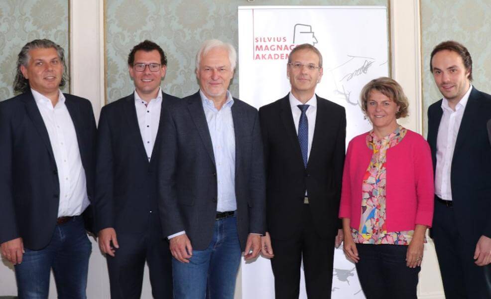 Von links: Ulrich Mayer, Philipp Lerch, Harald Zintl, Walter Obwexer, Rosmarie Pamer, Philipp Achammer und Karl Zeller.