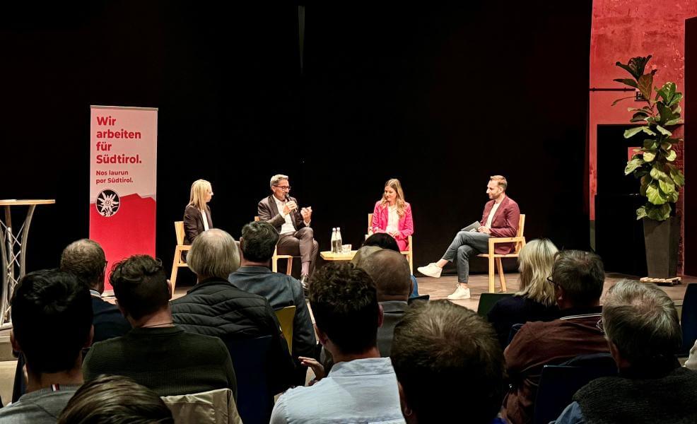 v.l.r.: Vize-Bürgermeisterin von Graun Hannah Waldner, Landeshauptmann Arno Kompatscher, JG-Vorsitzende Anna Künig, Moderator des Abends