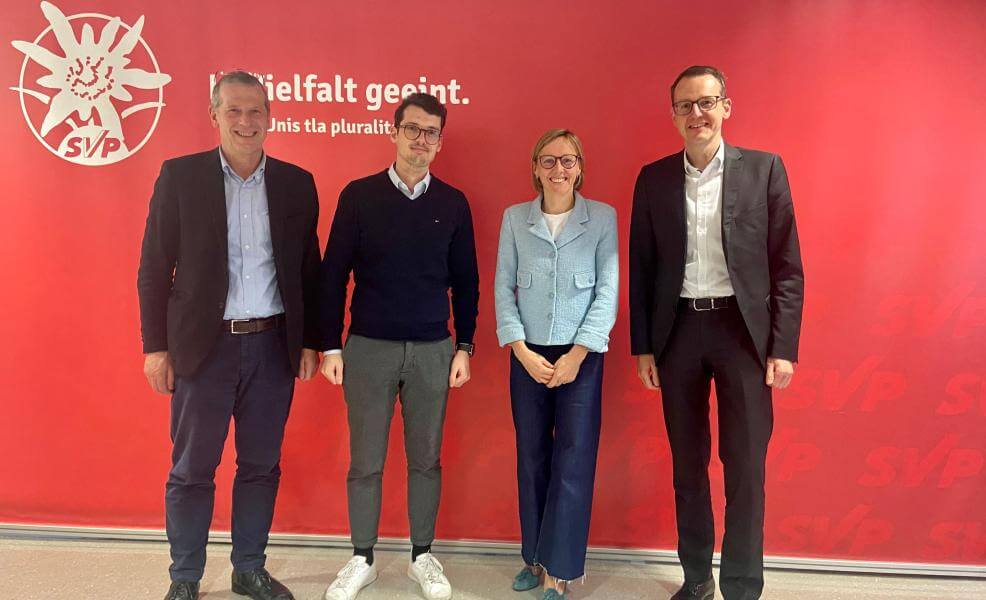 Im Bild, von links nach rechts: Josef Tschöll, Vorsitzender der SVP-Wirtschaft, Martin Karl Pircher, SVP-Landessekretär, Landesrätin Magdalena Amhof, Vorsitzende der SVP-ArbeitnehmerInnen, Lorenz Ebner, Plattform Heimat in der SVP
