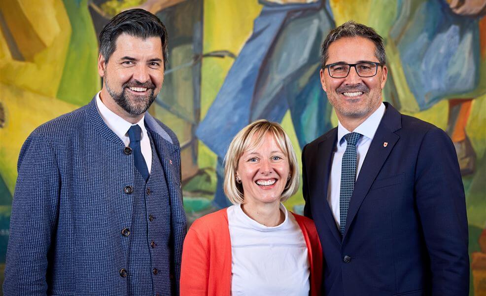 L.-Abg. Magdalena Amhof und Helmut Tauber mit LH Arno Kompatscher