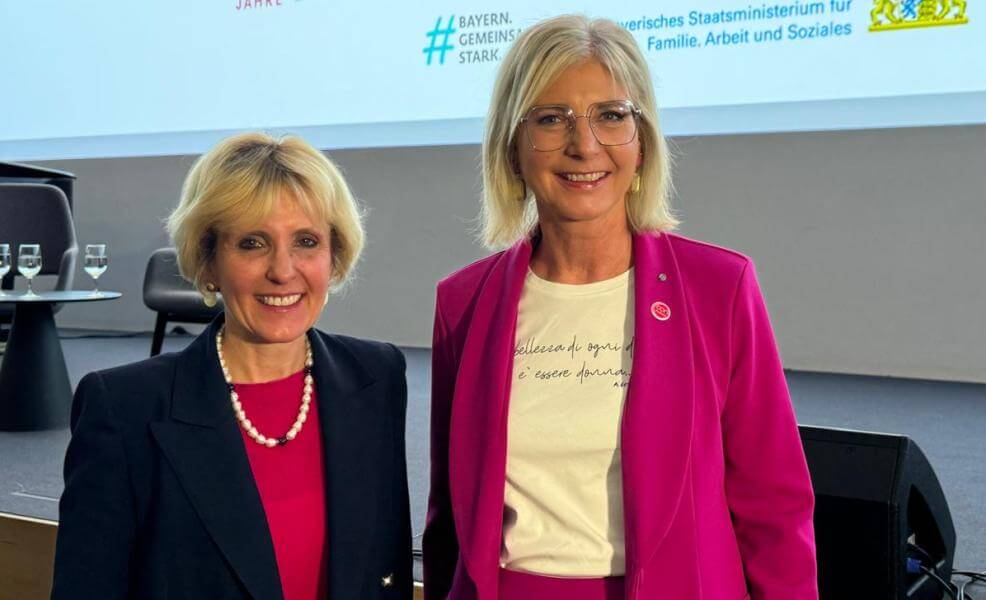 LAbg. Waltraud Deeg mit der bayerischen Staatsministerin für Familie, Arbeit und Soziales Ulrike Scharf
